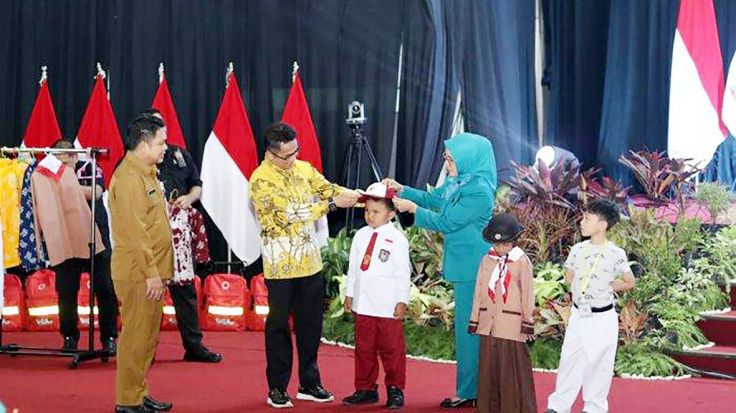 Walikota Balikpapan Bagikan Seragam Sekolah Gratis