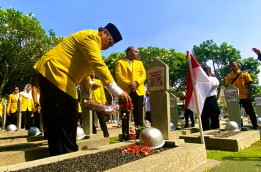 Airlangga Ziarah ke TMPN Kalibata Pada HUT Golkar ke-59