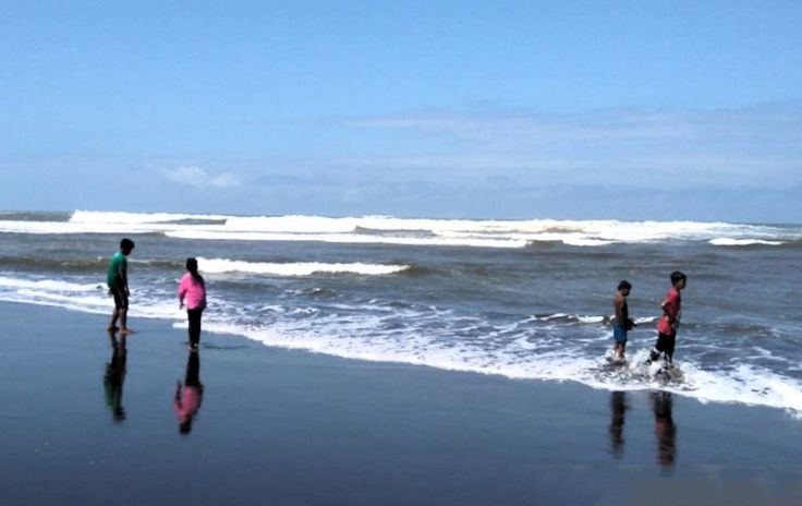 BMKG: Waspadai Gelombang Tinggi di Laut Selatan Jabar-DIY