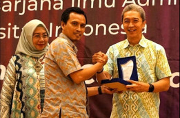 Dedie Rachim  Dapat 2 Penghargaan dari UI