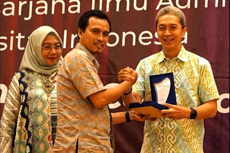 Dedie Rachim  Dapat 2 Penghargaan dari UI