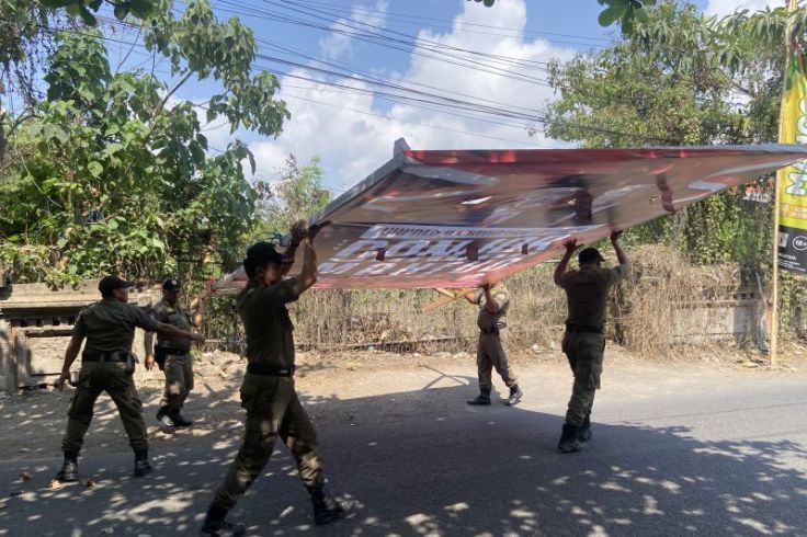 Pj Gubernur Bali Klarifikasi Penurunan Atribut PDIP