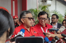 Hasto: “Ganjar Pranowo ke Surabaya Bertemu Orang Spesial”