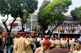 Pendukung Prabowo-Gibran Berkumpul Padati Depan Kantor KPU