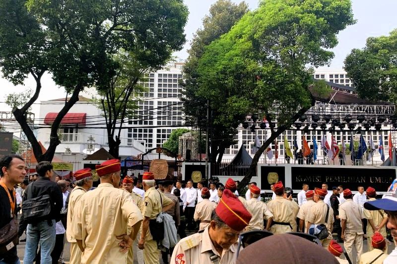 Pendukung Prabowo-Gibran Berkumpul Padati Depan Kantor KPU