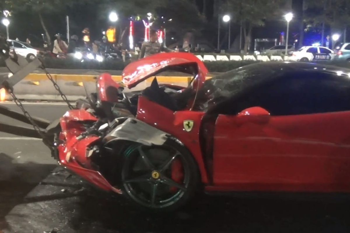 Pengemudi Ferrari Jadi Tersangka Usai Tabrak Lima Kendaraan