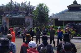 Polisi Tutup Jalur Pendakian Gunung Papandayan Karena Kebakaran Hutan