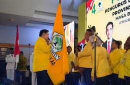 Airlangga Lantik Paulus Waterpauw Menjadi Ketua DPD Golkar Papua Barat