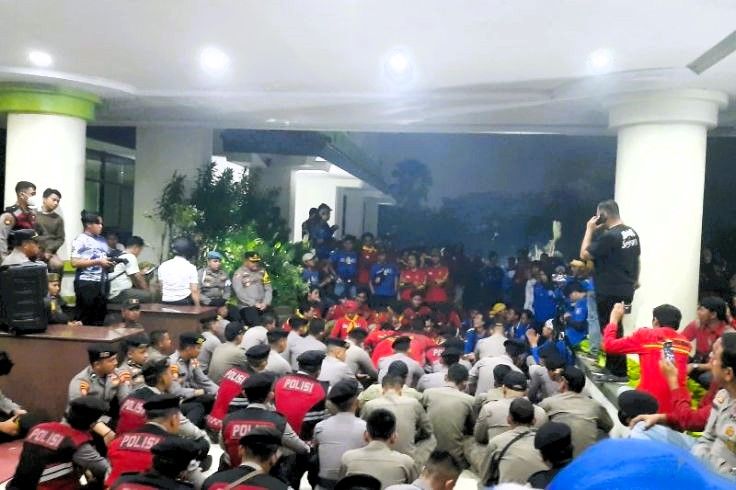 Massa Aksi Buruh Kepung Kantor Bupati Tangerang Hingga Malam