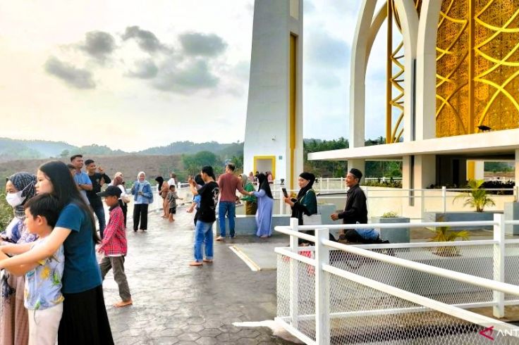 Objek Wisata Masjid BSI BHC Padat Wisatawan Saat Hari Libur