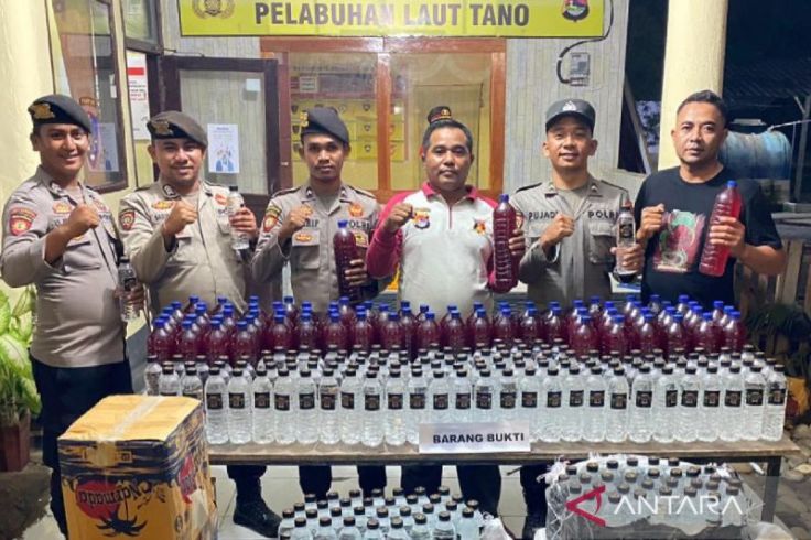 Polisi Sita 504 Botol Minuman Beralkohol di Pelabuhan Poto Tano