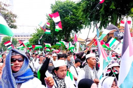 Puluhan Ribu Massa Hadiri Aksi Bela Palestina di Surabaya