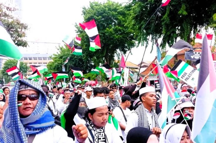 Puluhan Ribu Massa Hadiri Aksi Bela Palestina di Surabaya