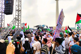 Ratusan Ribu Massa Aksi Damai Bela Palestina Penuhi Kawasan Monas