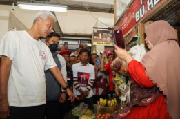 Capres Ganjar Blusukan Di Pasar Kebonagung Boyolali