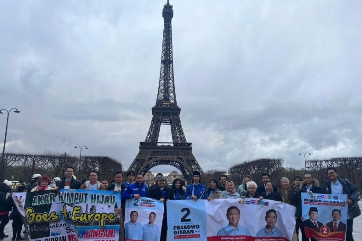 Diaspora Muda RI Deklarasi Di Menara Eiffel Dukung Prabowo-Gibran