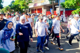 Khofifah Jalan Sehat Bersama Warga di Situbondo