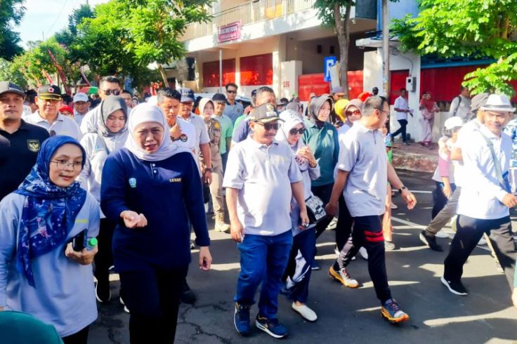 Khofifah Jalan Sehat Bersama Warga di Situbondo