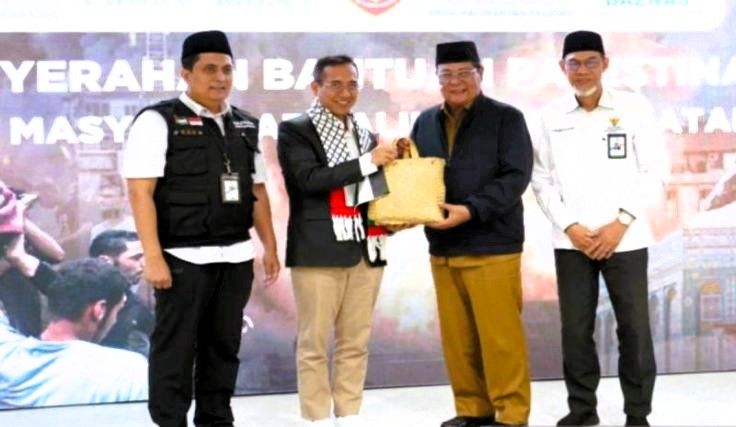 Gubernur Kalsel Serahkan Rp4,4 Miliar Ke Baznas Untuk Palestina