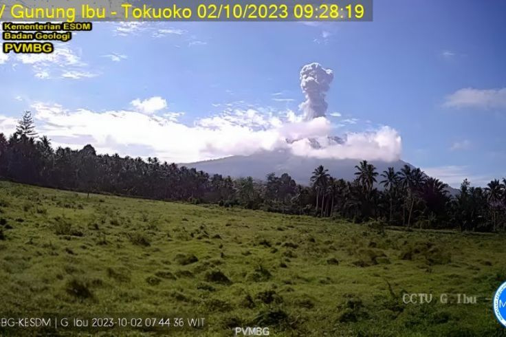 Gunung Ibu Meluncurkan Abu Vulkanik Setinggi 1.200 Meter