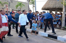 Jokowi Menari Dengan Masyarakat di Pinggir Pantai Kota Kupang