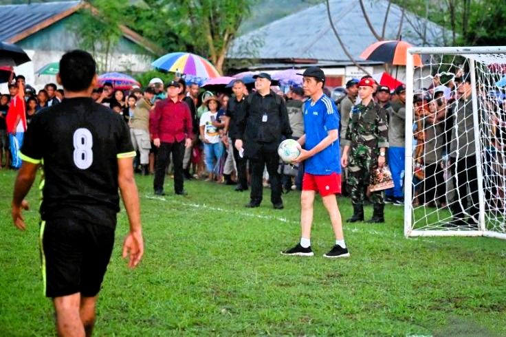 Jokowi Unggah Video Aksinya Menjadi Kiper di Medsos