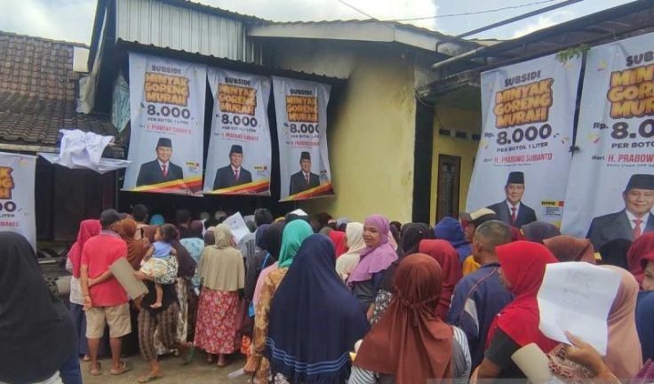 Ratusan Warga Serbu Penjualan Minyak Goreng Murah 