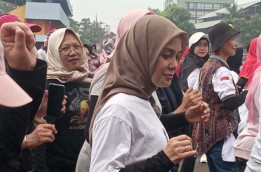 Siti Atikoh Senam Bareng "emak-emak" Di Purwokerto