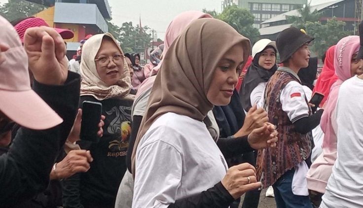 Siti Atikoh Senam Bareng "emak-emak" Di Purwokerto