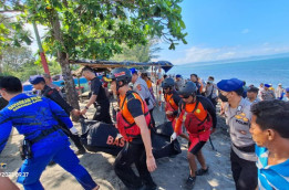 Tim SAR Mataram Mengevakuasi Mayat di Pantai Jeranjang