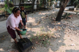 Warga Gelar Tradisi Nyekar Di Pemakaman Gereja Tugu