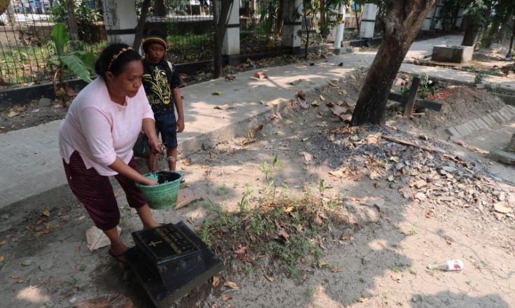 Warga Gelar Tradisi Nyekar Di Pemakaman Gereja Tugu