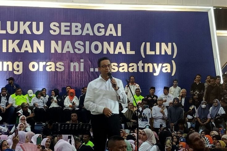 Anies Janji Bangun Lapangan Bola Standar FIFA di Setiap Kampung