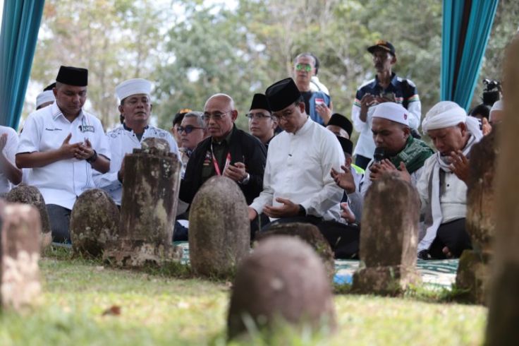 Anies Ziarah ke Makam untuk Teladani Perjuangan Aulia