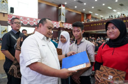 Ribuan Ijazah Tertahan akhirnya Diterima Siswa Kurang Mampu di Bogor