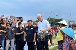 Ganjar Pranowo Temui Petani Bawang Merah Bahas Banjir