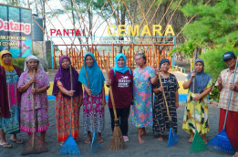 Neno Warisman Serap Aspirasi Ibu-Ibu Pedagang di Pantai Cemara Banyuwangi