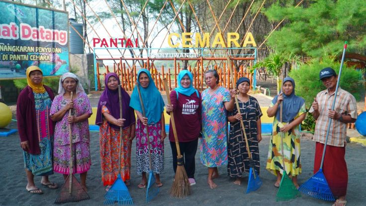 Neno Warisman Serap Aspirasi Ibu-Ibu Pedagang di Pantai Cemara Banyuwangi