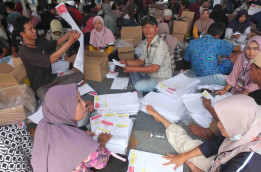 Pelipat Surat Suara Tertimpa Tumpukan Kotak Suara