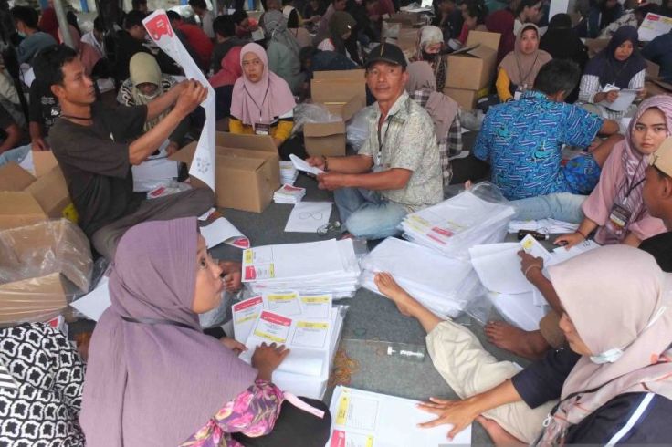 Pelipat Surat Suara Tertimpa Tumpukan Kotak Suara