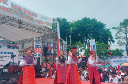 Emak-Emak Betawi Kampung Bayam Menari Tortor demi Anies Baswedan