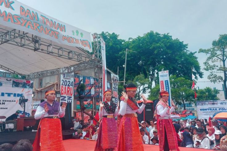 Emak-Emak Betawi Kampung Bayam Menari Tortor demi Anies Baswedan