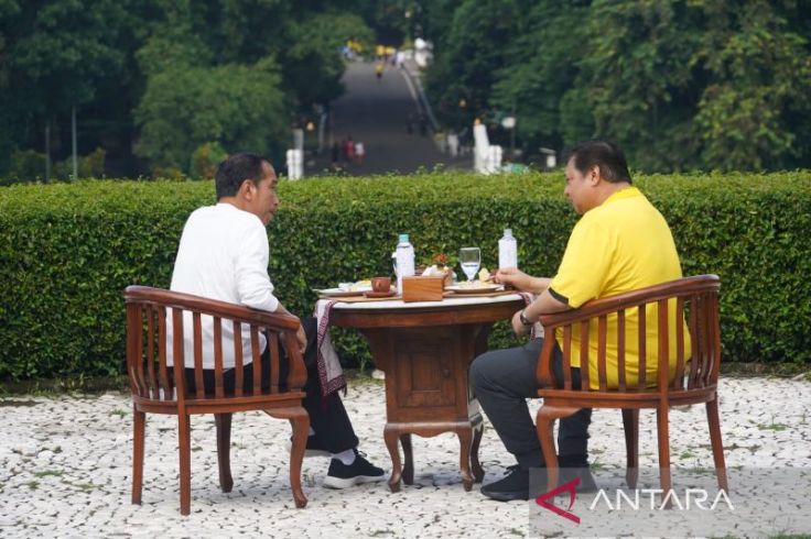 Presiden Jokowi "Mesra" dengan Airlangga Hartarto