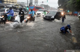 Korban Banjir di Jakarta Ngungsi ke Kantor Lurah