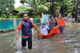 Jakarta Banjir, Petugas Angkut Warga Pakai Perahu Karet ke TPS