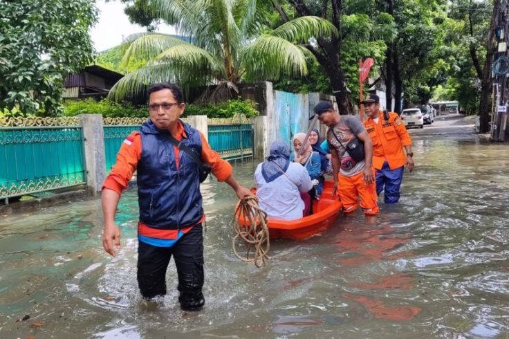 Jakarta Banjir, Petugas Angkut Warga Pakai Perahu Karet ke TPS