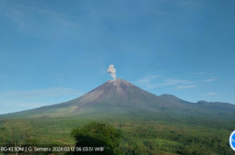 Ngeri! Gunung Semeru Luncurkan Abu Setinggi 800 Meter