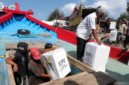 Perjuangan Distribusi Logistik Pemilu ke Pedalaman Aceh, Terpaksa Pakai Sampan