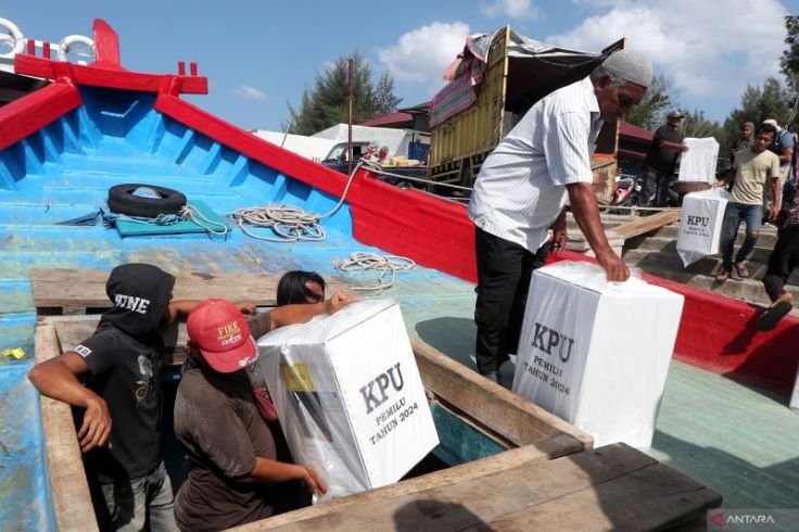 Perjuangan Distribusi Logistik Pemilu ke Pedalaman Aceh, Terpaksa Pakai Sampan