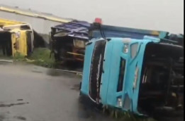 Kuatnya Puting Beliung di Bandung, Truk Besar pun Terguling